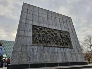 האנדרטה לזכר מרד גטו ורשה האנדרטה לזכר מרד גטו ורשה, שנוצרה על ידי האמן נתן רפופורט