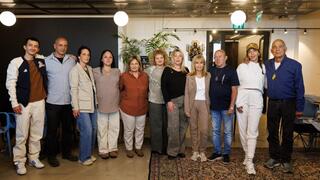 שורדי שבי ובני משפחה שכולים שיצעדו באושוויץ. מימין לשמאל: גדי מוזס,  מורן סטלה ינאי, ראובן יבלונקה,  ורד יבלונקה, איילת בנימין, עינת שחורי, אורית מאיר, אורלי סיבוני, ענת אחימס, ניסים לוק, עמית לוק 