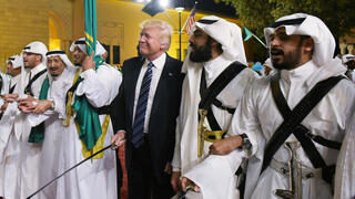 דונלד טראמפ ריקוד ה חרבות ביקור ב סעודיה 2017