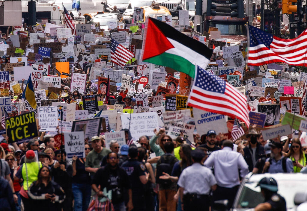 Pro-Palestinian rally in New York (Photo: KENA BETANCUR / AFP) הפגנה מפגינים עם דגל פלסטין פרו-פלסטינים נגד טראמפ ב ניו יורק ארה"ב 19 באפריל