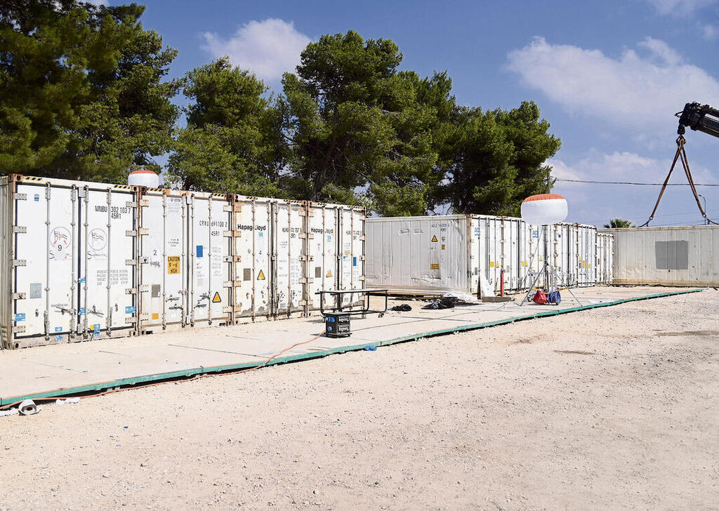 מתחם מכולות הקירור לאחסון גופות במחנה שורה. "אם השקים ייבדקו, בטוח ימצאו עוד שרידי גופות של ישראלים | צילום: יאיר שגיא yk14340987