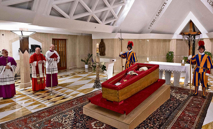 בארון פשוט. גופת האפיפיור לצד משמר הכבוד אתמול בוותיקן | צילום: Francesco Sforza, רויטרס yk14343424