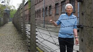 ארנולד קלאבס ליד גדר התיל של אושוויץ ארנולד קלאבס ליד גדר התיל של אושוויץ