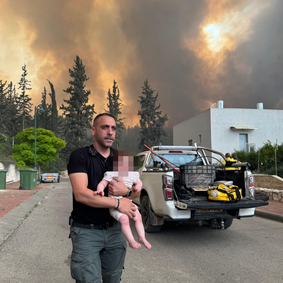 Firefighter rescues a mother and child from fire in Mesilat Zion רס״ב אשר ממן לוחם מג״ב שחילץ אם וביתה מהשריפה במסילת ציון