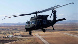 מסוק בלאקהוק מסייר בשמיים צבא ארה