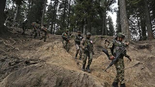 חיילים צבא הודו במבצע ב קשמיר חיפוש אחר מחבלים שביצעו את פיגוע רצחני בחבל