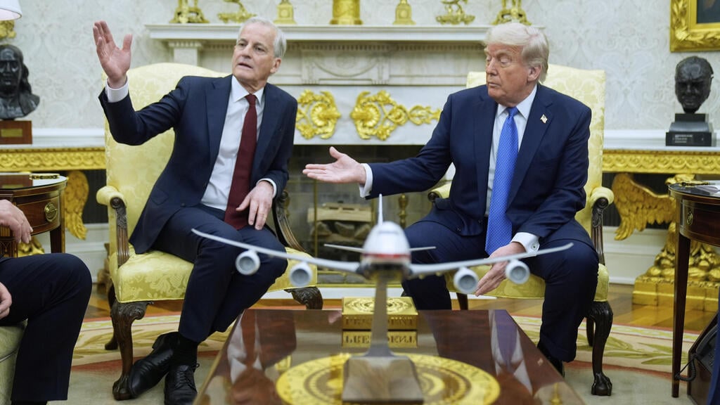 Trump alongside Norwegian Prime Minister Jonas Gahr Støre during a meeting at the White House in April last year (Photo: AP Photo/Mark Schiefelbein) נשיא ארה"ב דונלד טראמפ מסיבת עיתונאים עם ראש ממשלת נורבגיה