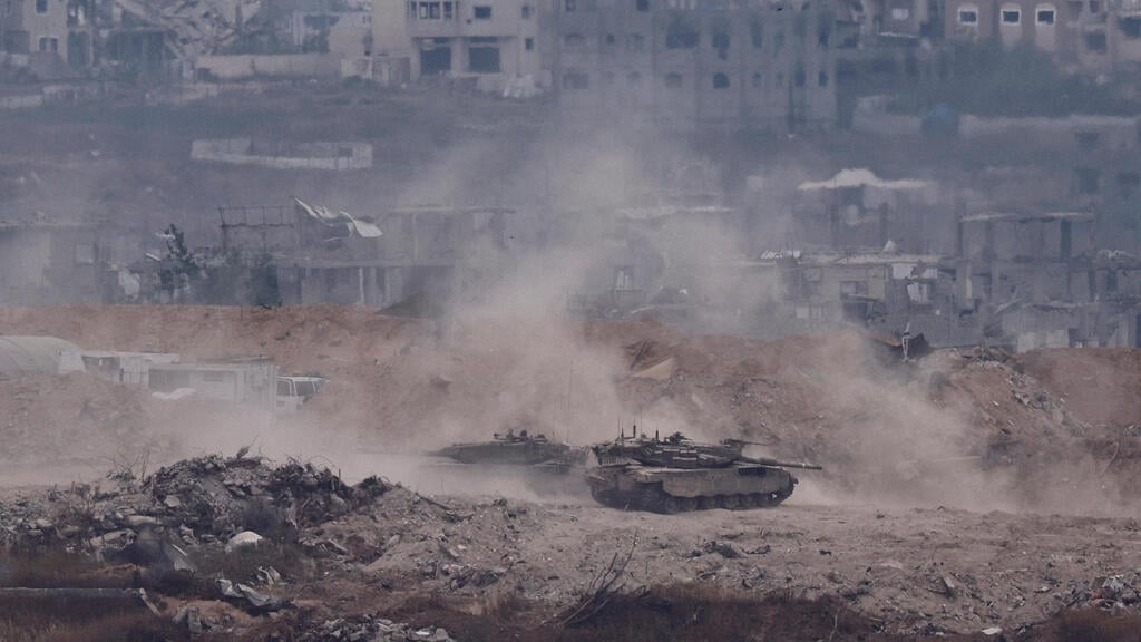 טנקים בצפון הרצועה (צילום: REUTERS/Amir Cohen) טנקים בצפון הרצועה