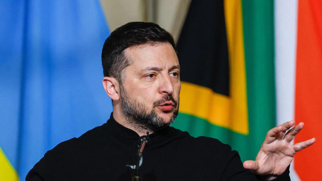 נשיא אוקראינה וולודימיר זלנסקי לצד נשיא דרום אפריקה סיריל רמפוזה בביקור פרטוריה