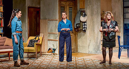 בהצגה "אמא" בבית ליסין, "דרמה רוויית סודות ושקרים" | צי לו ם: כפי ר בו לו טין yk14340667