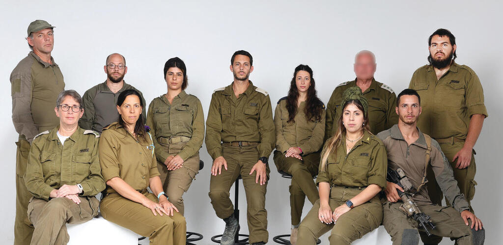 למעלה, מימין לשמאל: אמתי אוחיון, מ', עמית פרץ, שמעיה אסולין, רבקה בר־און, מתניה ואסף ויס. בשורה השנייה: אלישע וצופית ליבמן, אשרת כהן ותמר ריין פישברן | צילום: דנה קופל yk14347527