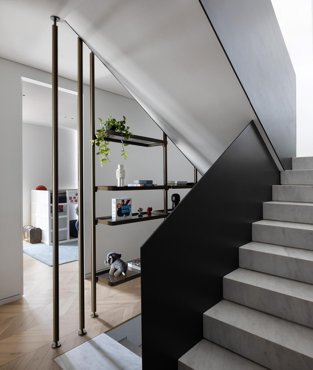 Shelving in the staircase area (Photo: Shai Epstein) פנטהאוז בצפון תל אביב, עיצוב: שמרית קאופמן