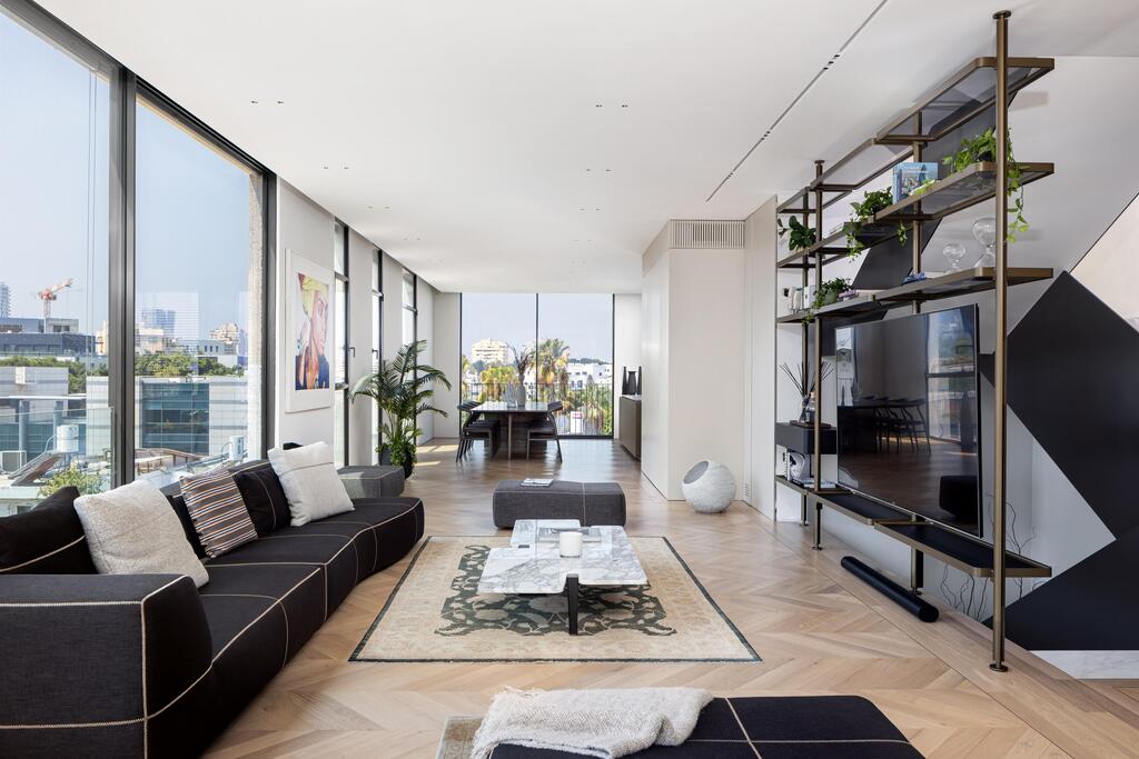 Living room and dining area (Photo: Shai Epstein) פנטהאוז בצפון תל אביב, עיצוב: שמרית קאופמן