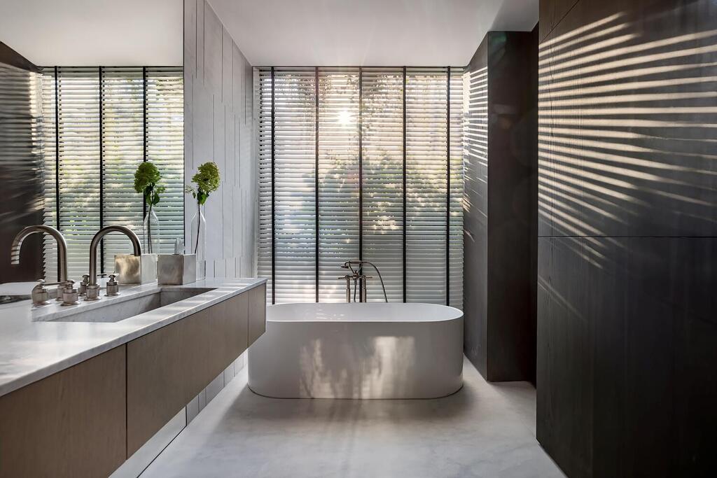 Freestanding bathtub by the window (Photo: Shai Epstein) פנטהאוז בצפון תל אביב, עיצוב: שמרית קאופמן
