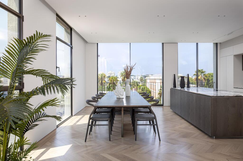 The kitechen blends with the rest of the home (Photo: Shai Epstein) פנטהאוז בצפון תל אביב, עיצוב: שמרית קאופמן