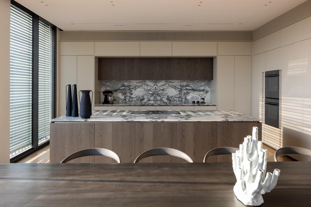 Kitchen, where almost everything is hidden (Photo: Shai Epstein) פנטהאוז בצפון תל אביב, עיצוב: שמרית קאופמן
