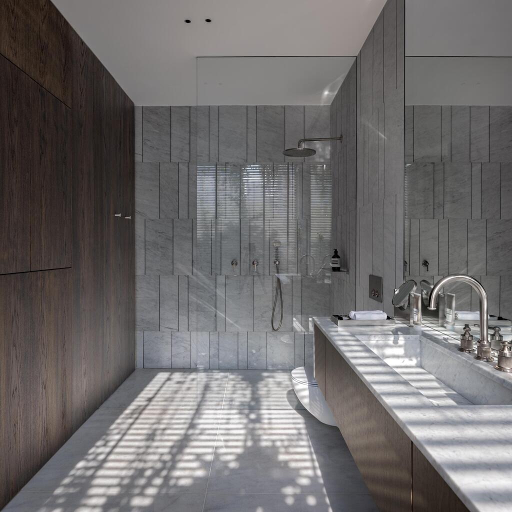Spacious shower (Photo: Shai Epstein) פנטהאוז בצפון תל אביב, עיצוב: שמרית קאופמן