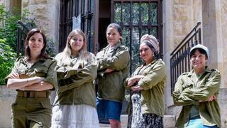 מימין לשמאל: ד