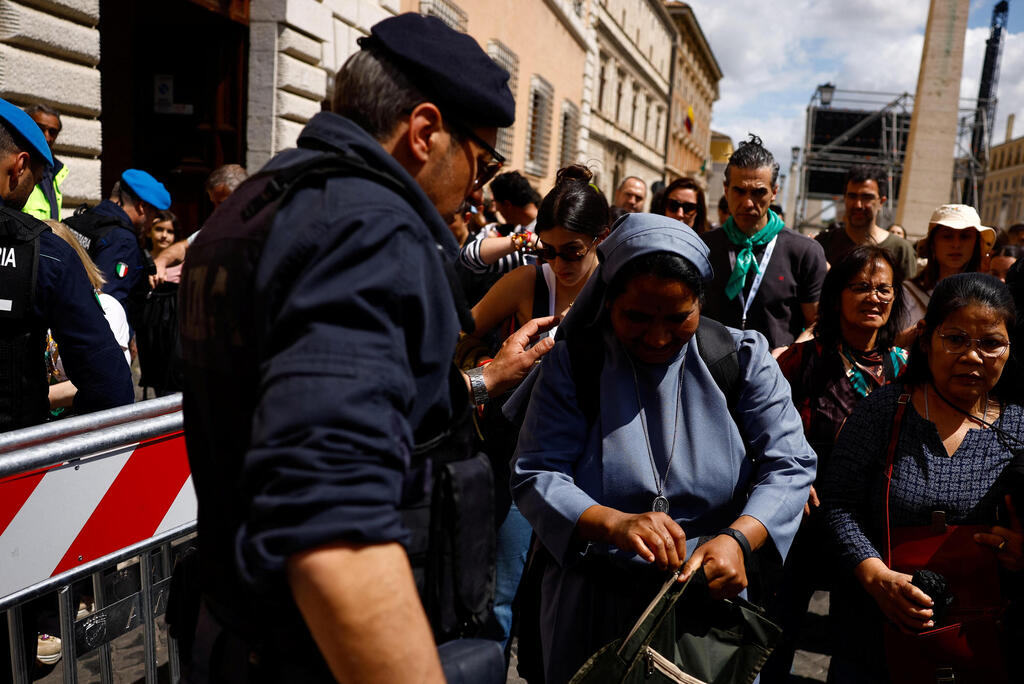 משטרה רומא איטליה שוטרים לקראת לקראת הלוויית האפיפיור אפיפיור פרנציסקוס
