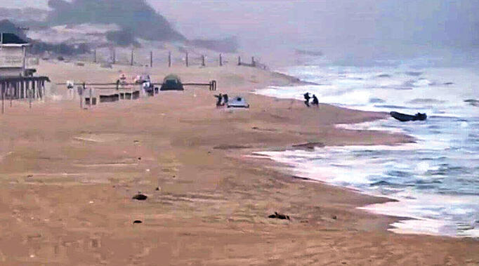 מחבלי חמאס עולים מהים בבוקר 7 באוקטובר yk14348687