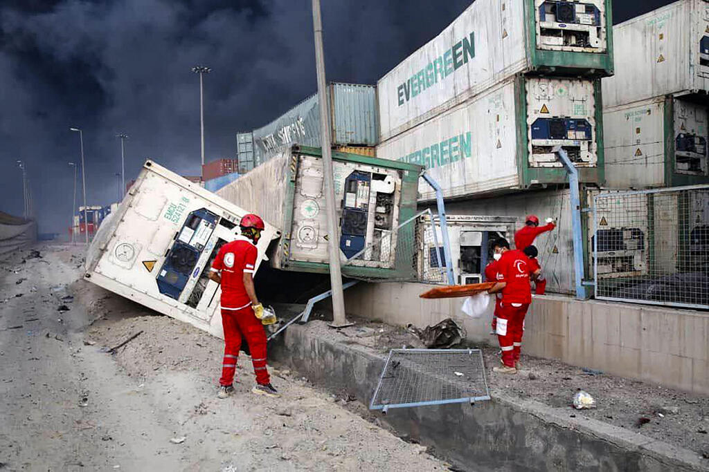 צילום: AFP PHOTO / HO / IRANIAN RED CRESCENT פעולות כיבוי אש שריפה ב נמל שהיד רג'אי ב בנדר עבאס איראן אחרי פיצוץ שם