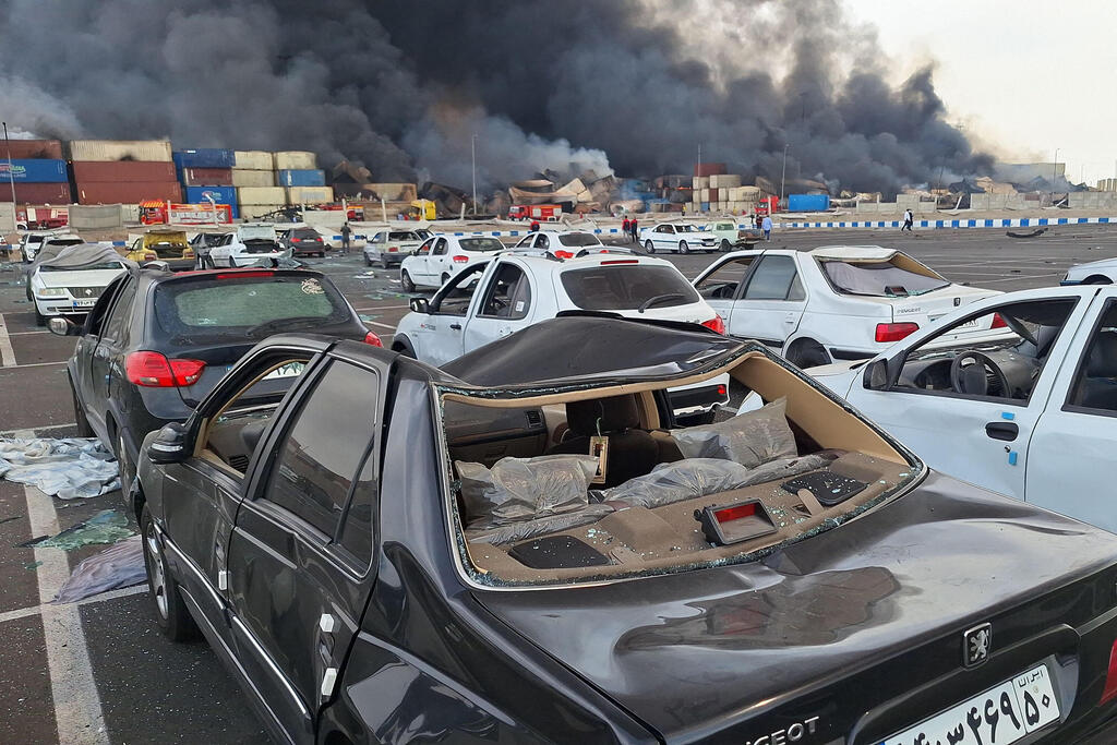 צילום: Meysam Mirsadeh / TASNIM NEWS / AFP פעולות כיבוי אש שריפה ב נמל שהיד רג'אי ב בנדר עבאס איראן אחרי פיצוץ שם