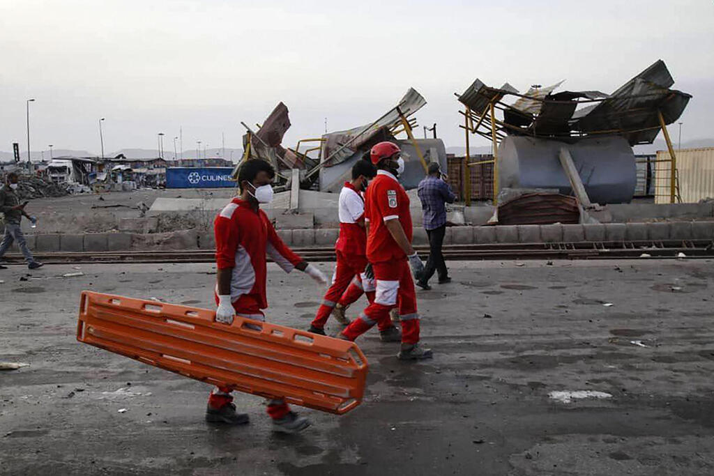 צילום: AFP PHOTO / HO / IRANIAN RED CRESCENT פעולות כיבוי אש שריפה ב נמל שהיד רג'אי ב בנדר עבאס איראן אחרי פיצוץ שם