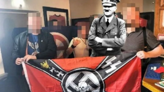 החוגגים בפאב באולדהאם, עם תמונתו של אדולף היטלר שנוספה באופן מלאכותי