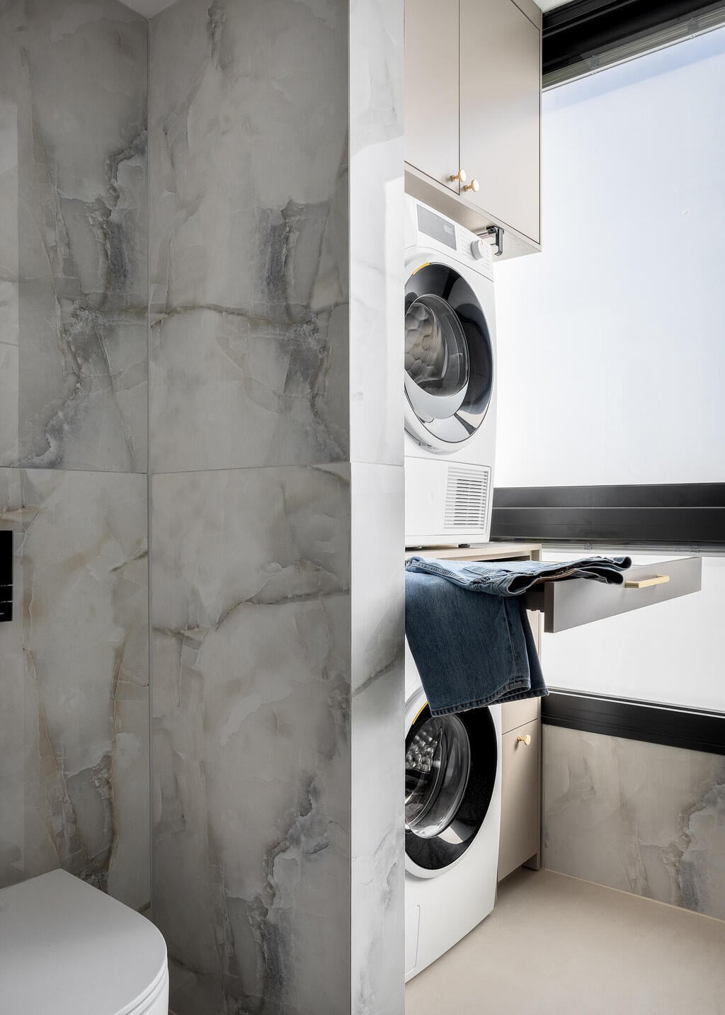 Laundry area. Everything is within reach and designed ergonomically (Photo: Oren Amos) דירה לזוג רופאים בגיל הזהב, עיצוב: מיכל אינדיצקי וחגי ויינבלום, Wid Studio