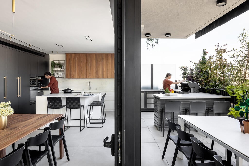 A mirror effect. 'The outdoor kitchen continues from the indoor one,' expanding the space (Photo: Oren Amos) דירה לזוג רופאים בגיל הזהב, עיצוב: מיכל אינדיצקי וחגי ויינבלום, Wid Studio