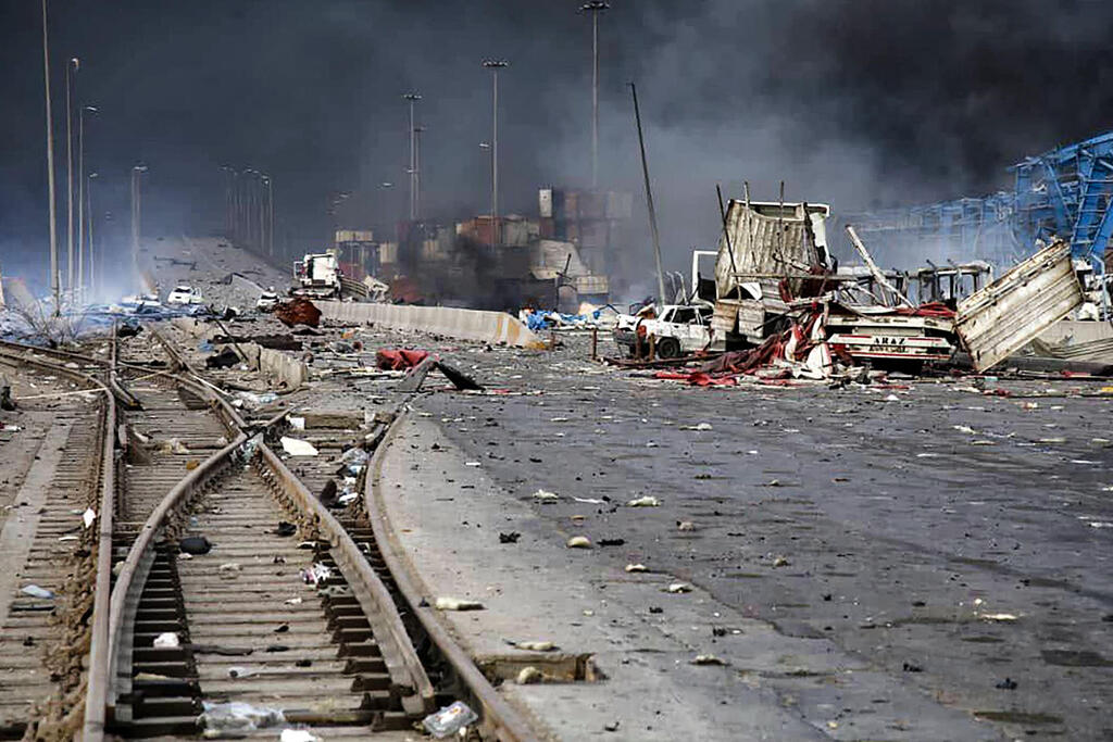 צילום: AFP PHOTO / HO / IRANIAN RED CRESCENT פעולות כיבוי אש שריפה ב נמל שהיד רג'אי ב בנדר עבאס איראן אחרי פיצוץ שם