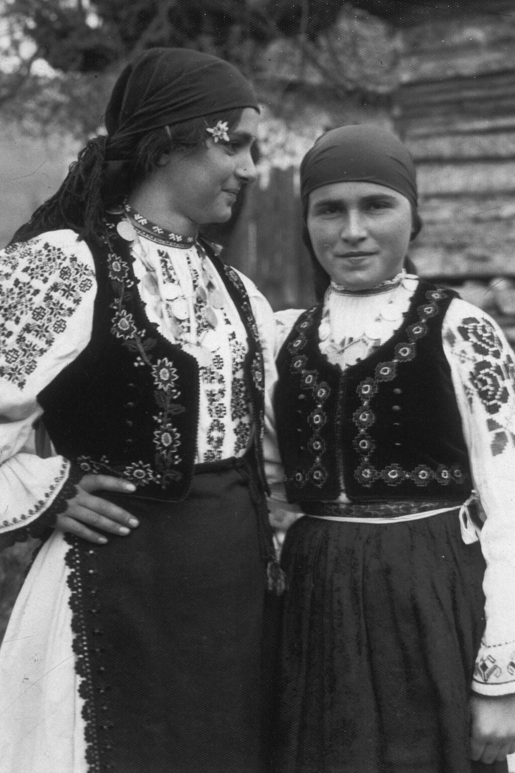 1930s Romania (Photo: Keystone/Getty Images) חולצות רקומות ברומניה, 1930