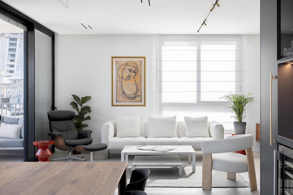 They love hosting their grandchildren, not worried about the white sofa (Photo: Oren Amos) דירה לזוג רופאים בגיל הזהב, עיצוב: מיכל אינדיצקי וחגי ויינבלום, Wid Studio