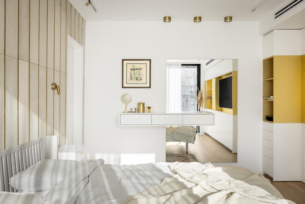 A mini penthouse with touches of gold (Photo: Oren Amos) דירה לזוג רופאים בגיל הזהב, עיצוב: מיכל אינדיצקי וחגי ויינבלום, Wid Studio