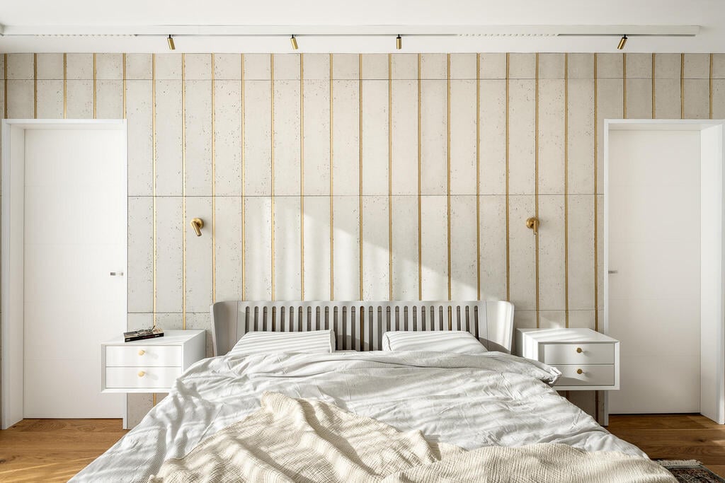 Gold accents in the bedroom's walls (Photo: Oren Amos) דירה לזוג רופאים בגיל הזהב, עיצוב: מיכל אינדיצקי וחגי ויינבלום, Wid Studio