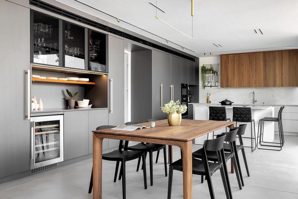 Kitchen and dining room (Photo: Oren Amos) דירה לזוג רופאים בגיל הזהב, עיצוב: מיכל אינדיצקי וחגי ויינבלום, Wid Studio