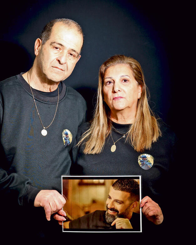 “רק אחרי מותו גילינו שהיו לו סיוטים בלילה". הוריו של אלירן מזרחי ז"ל עם תמונתו | צילום: שלומי יוסף yk14346695