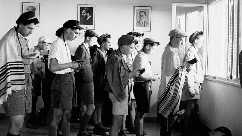 מניין צעירים בתפילת שחרית, חיפה 1939 | צילום: לע"מ yk14349515