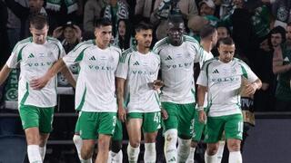 שחקני מכבי חיפה חוגגים