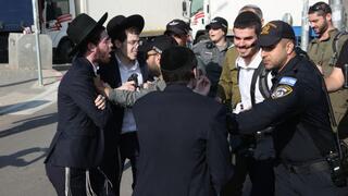 הפגנת חרדים קיצוניים בלשכת הגיוס בתל השומר בזמן הגיוס לחטיבת חשמונאים