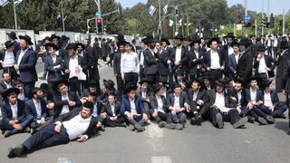 הפגנת חרדים קיצוניים בלשכת הגיוס בתל השומר בזמן הגיוס לחטיבת חשמונאים