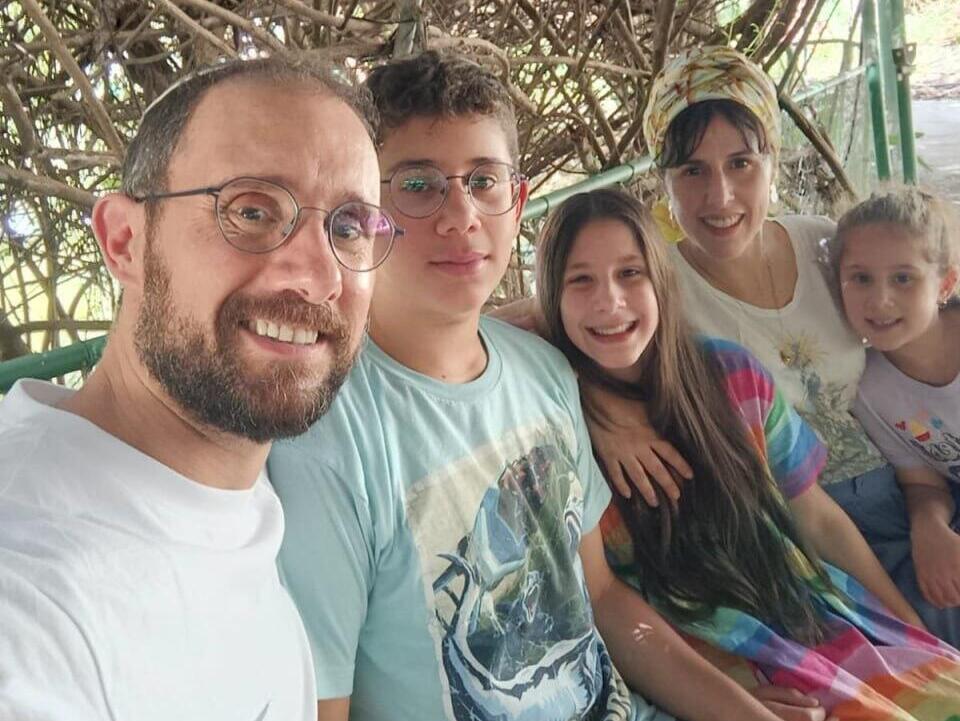 נעמי, שלישית מימין, ומשפחתה לפני התאונה (צילום: אלבום פרטי) נעמי ניגרי נפלה מקיר טיפוס במודיעין