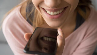 אישה משוחחת בטלפון נייד