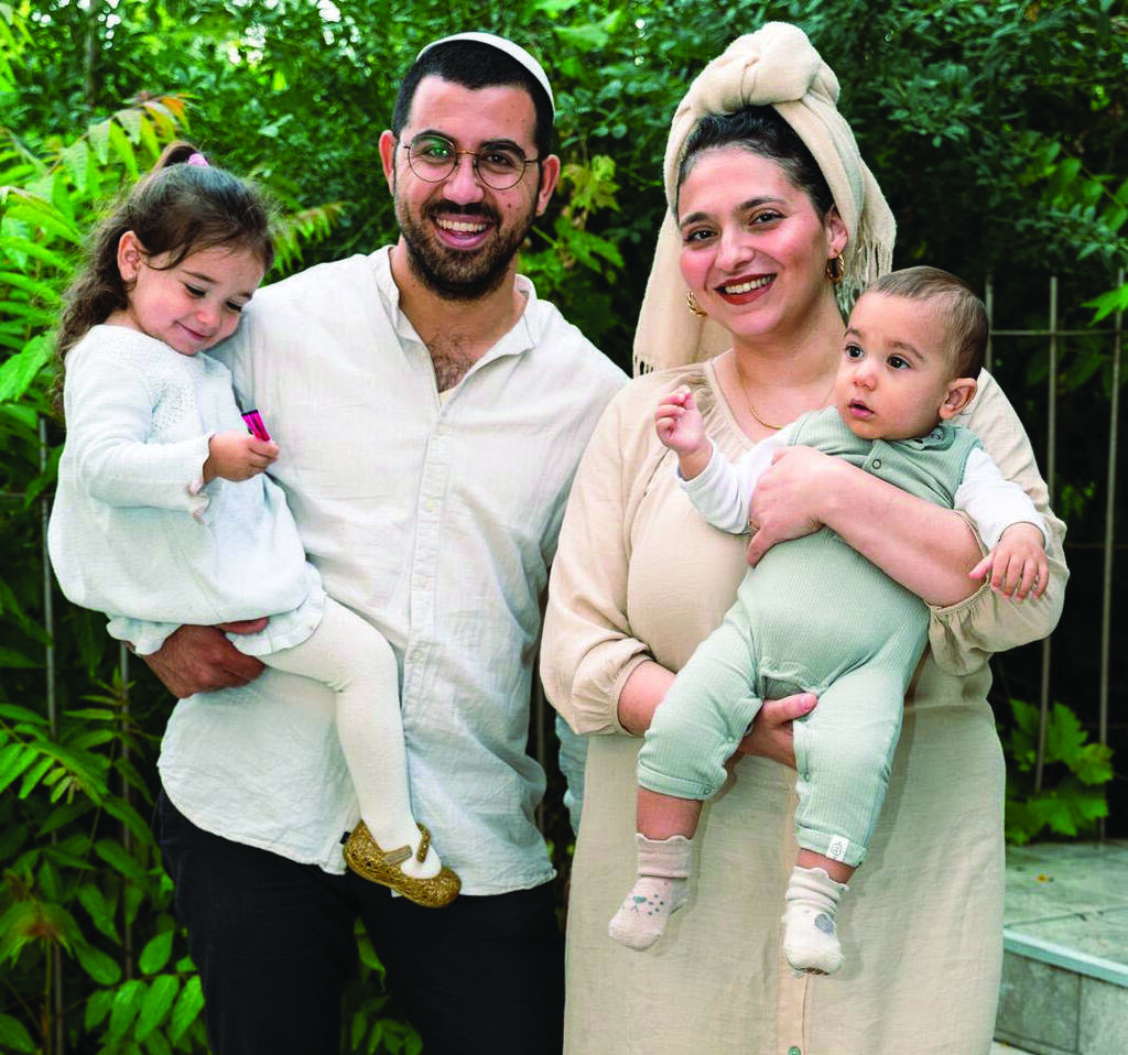 סעדיה ז"ל, רחלי ושניים מילדיהם. יום אחרי השבעה היא גילתה שהיא בהיריון (צילום" אלבום פרטי) סעדיה, רחלי וילדיהם. יום אחרי השבעה היא גילתה שהיא בהיריון