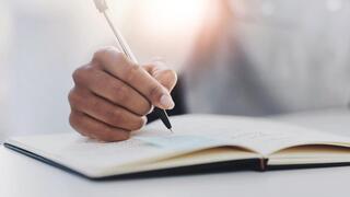 אישה כותבת כתיבה 