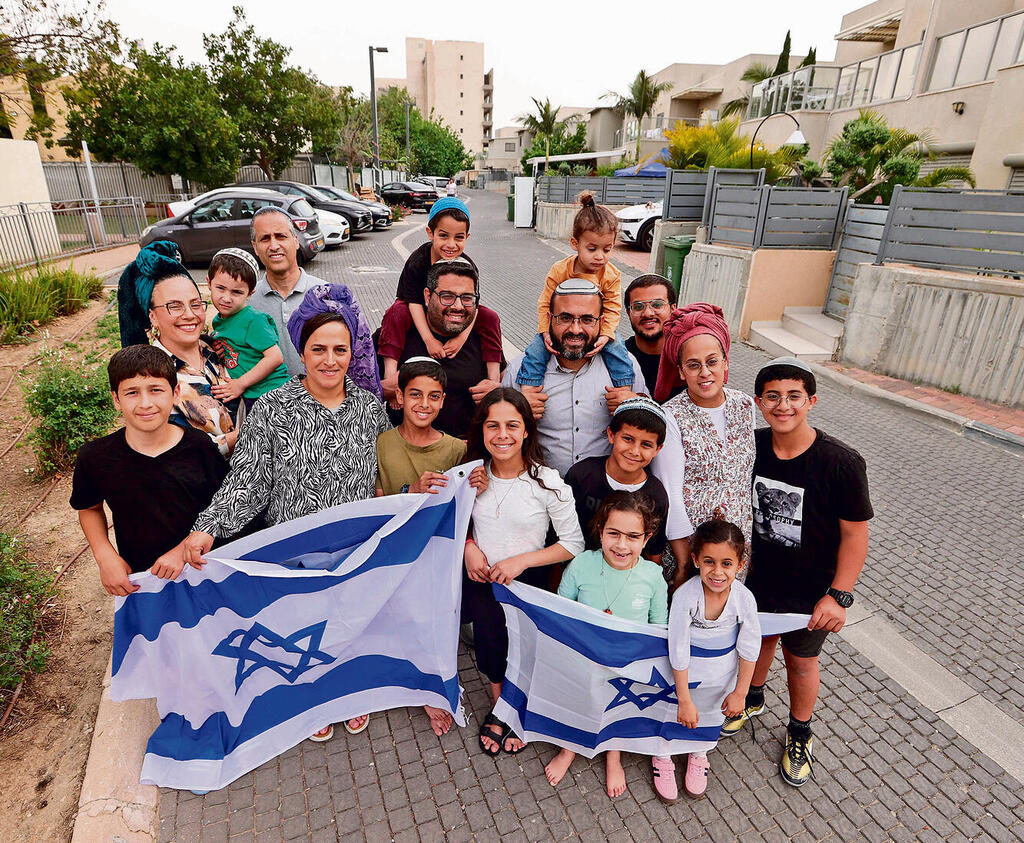 "קבוצת הווטסאפ שלנו נקראת 'משפחת העצמאות', ויש עוד קבוצה, 'נשות העצמאות', לא לשגע את הגברים" | צילום: גדי קבלו yk14329295