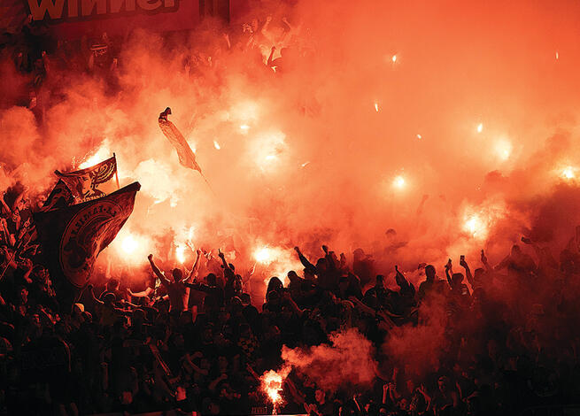 עוד ערב עגום בליגת העל. האבוקות ביציע אוהדי בית"ר | צילום: אלכס קולומויסקי yk14352379