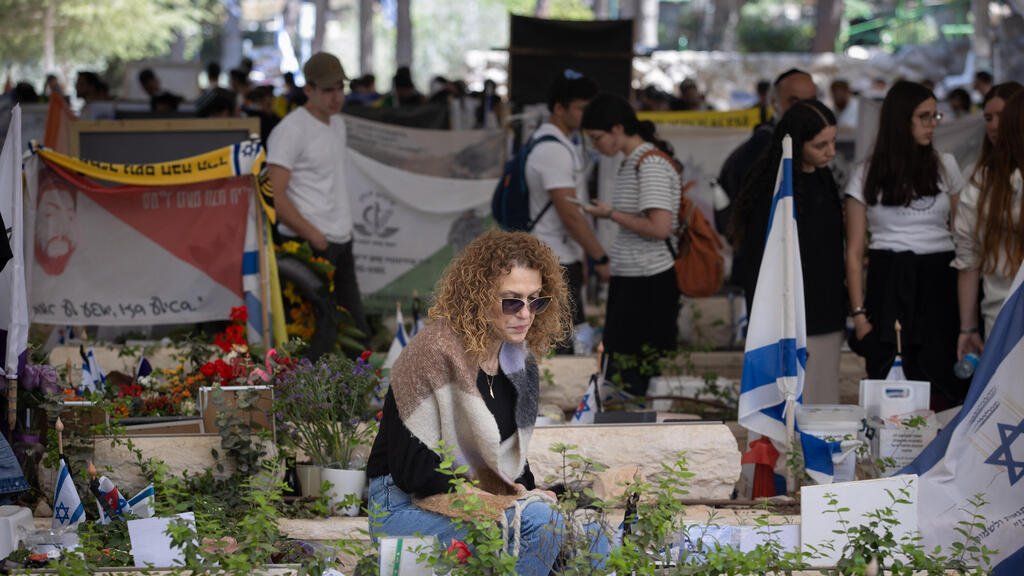 צילום: אלכס קולומויסקי משפחות שכולות עולות לקברי יקיריהם בהר הרצל בערב יום הזיכרון לחללי צה"ל