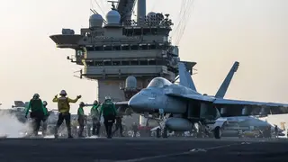 מטוס קרב F-18 דגם F/A-18E של הצי האמריקני צבא ארה"ב על גבי נושאת המטוסים נושאת מטוסים הארי טרומן ב הים האדום בצילום מ-1 באפריל