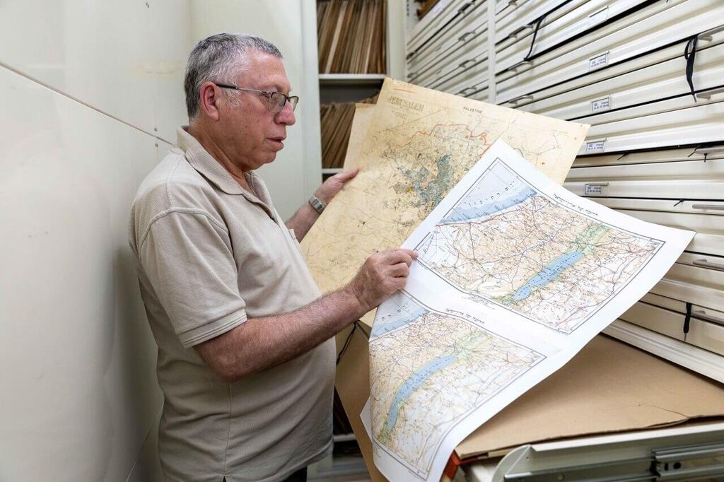 דוד גלידאי והמפות (צילום: טל שחר) דוד גלידאי במרכז למיפוי ישראל ( מפ"י )